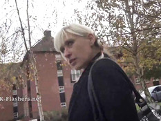 Блондинка эксгибиционистка показывает сиськи и выбритую киску