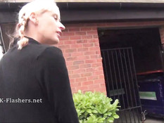 Блондинка эксгибиционистка показывает сиськи и выбритую киску