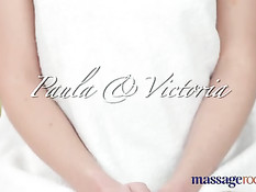 Массажистка лесбиянка делает блондиночке массаж и лижет киску