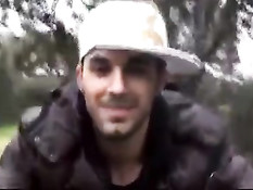 Испанский гей в бейсболке дрочит и отсасывает в публичных местах