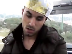 Испанский гей в бейсболке дрочит и отсасывает в публичных местах