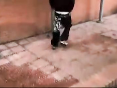 Испанский гей в бейсболке дрочит и отсасывает в публичных местах