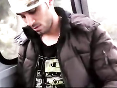 Испанский гей в бейсболке дрочит и отсасывает в публичных местах