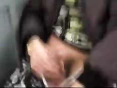 Испанский гей в бейсболке дрочит и отсасывает в публичных местах