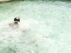 Голубые любовники отсасывали в бассейне и ебались на солнцепёке