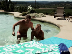 Голубые любовники отсасывали в бассейне и ебались на солнцепёке