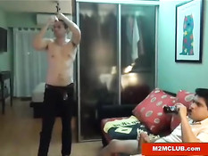 Парень гей дал отсосать хуй своему другу и отъебал его на кровати