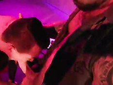 Голубой парень танцует стриптиз и даёт мужчине оттрахать раком