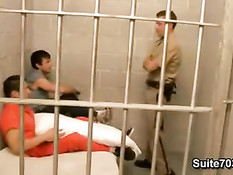 Охранник гей зашёл в камеру и занялся сексом с двумя парнишками