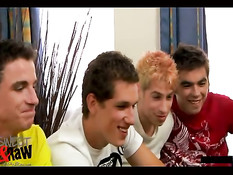 Голубые ребята смотрят порнушку и занимаются сексом вчетвером