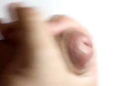 Гомосексуальный мужчина крупным планом выдрачивает всю сперму