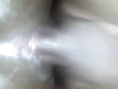 Чернокожий гей вставляет свой член в обильно смазанную задницу