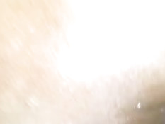 Чернокожий гей вставляет свой член в обильно смазанную задницу