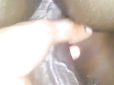 Чернокожий гей вставляет свой член в обильно смазанную задницу