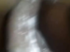 Чернокожий гей вставляет свой член в обильно смазанную задницу