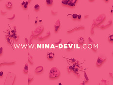 Молодая девка с красными волосами позирует в латексных легинсах