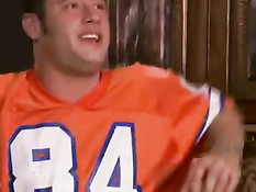 Сисястая шлюшка в латексном платье Dylan Ryder ублажает парней