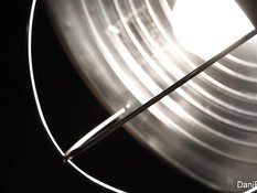 Привязанная к койке голая Dani Daniels мастурбирует свою пизду