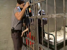 Охранник ебёт в камере похотливых сук Jessica Moore и Lucy Belle