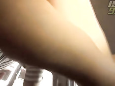 Мужчина в очках в автомобиле отодрал вибратором японскую девку