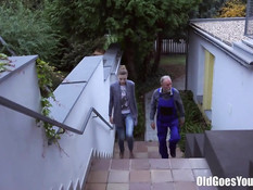 Худая русская домохозяйка соблазняет на секс пожилого работника