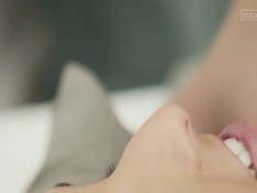 Едва проснувшись девчонка отсасывает и трахается с бойфрендом