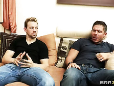 Мужчины отодрали во все дыры похотливую брюнетку домохозяйку