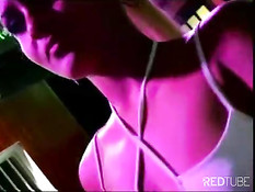 Мужчины лижут грудь и киски танцующим на вечеринке девчонкам