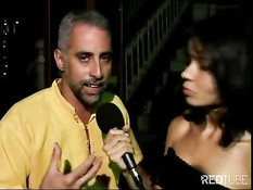 Мужчины лижут грудь и киски танцующим на вечеринке девчонкам