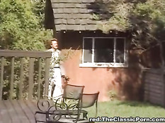 Две пары свингеров занимаются сексом на лужайке возле бассейна