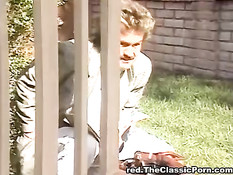 Две пары свингеров занимаются сексом на лужайке возле бассейна