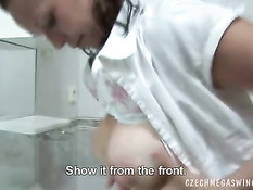 Одна девка сквиртует, а другая выдавливает молоко на свинг оргии