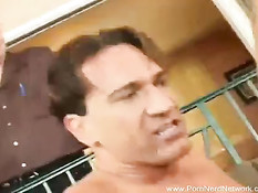 Лысый мужчина привёл в свинг клуб свою молодую грудастую жену