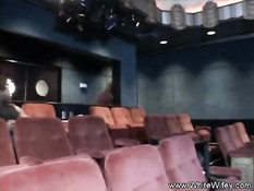 Сисястая шлюха с тату на животе трахается с парнем в пустом зале