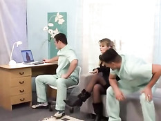 Похотливые доктора вдвоём отъебали пациентку в чёрных чулках