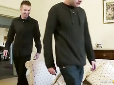 Блондинка в розовых чулках Tia Layne дрочит большими сиськами