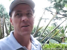 Зрелая блондинка с волосатым лобком Erica Lauren садится на член