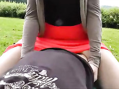 Подруга в юбке в парке села на парня сверху и довела до оргазма