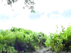 Подруга в юбке в парке села на парня сверху и довела до оргазма