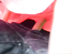 Подруга в юбке в парке села на парня сверху и довела до оргазма