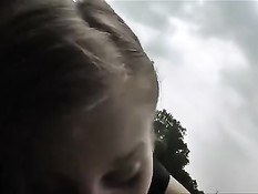 Подруга в юбке в парке села на парня сверху и довела до оргазма