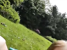 Подруга в юбке в парке села на парня сверху и довела до оргазма