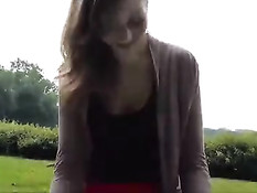 Подруга в юбке в парке села на парня сверху и довела до оргазма