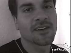 Две горячие молодые мулатки ебутся на кровати с белым приятелем