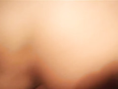 Парень с видеокамерой ебёт девку раком и снимает домашнее порно