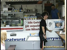 Мужик привёл в рощу и отодрал зрелую блондинку в чёрных чулках