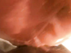 Девка с розовыми волосами отсасывает и дрочит в домашнем порно