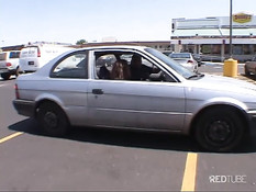 Парни подвезли и отъебали в фургоне развратную молодую шалаву