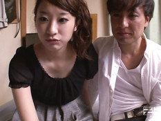 Азиатская девка мастурбирует киску и отсасывает мужику в машине