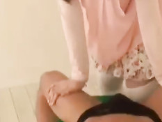 Ласковая азиатская подружка с наслаждением сосёт и дрочит член